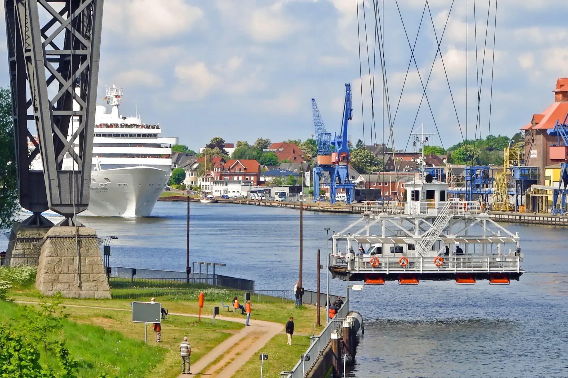 Die historische Schwebefähre in Rendsburg bei Dämmerung